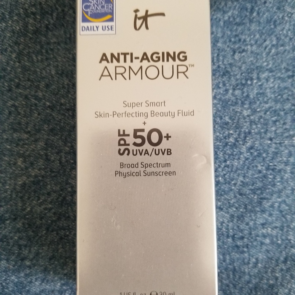 Anti aging armour by IT cosmetics